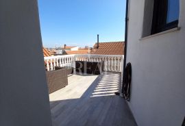 Vodice centar kuća u nizu 5 apartmana, Vodice, Famiglia