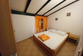 Vodice centar kuća u nizu 5 apartmana, Vodice, Famiglia