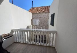 Vodice centar kuća u nizu 5 apartmana, Vodice, Famiglia