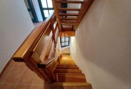 Vodice centar kuća u nizu 5 apartmana, Vodice, Famiglia