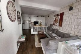 Vodice centar kuća u nizu 5 apartmana, Vodice, Famiglia