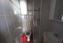 Vodice centar kuća u nizu 5 apartmana, Vodice, Famiglia