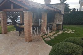 Baderna, prekrasna vila sa bazenom i okućnicom od 820 m2, Poreč, Kuća