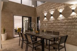 Vila u Trogiru 363 m2 90m od mora, Trogir, بيت