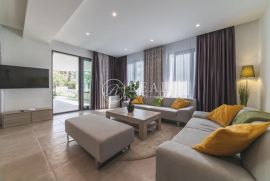 Vila u Trogiru 363 m2 90m od mora, Trogir, بيت