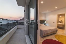 Vila u Trogiru 363 m2 90m od mora, Trogir, بيت