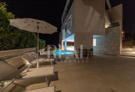 Vila u Trogiru 363 m2 90m od mora, Trogir, بيت