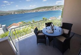 Kuća 5 apartmana,362 m2,okućnica,parking,100 m od mora, Trogir, Haus