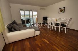 Kuća 5 apartmana,362 m2,okućnica,parking,100 m od mora, Trogir, Haus