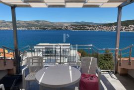 Kuća 5 apartmana,362 m2,okućnica,parking,100 m od mora, Trogir, Maison