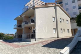 Kuća 5 apartmana,362 m2,okućnica,parking,100 m od mora, Trogir, Haus