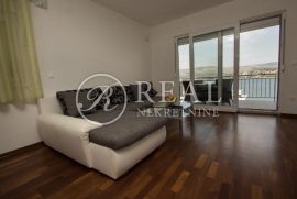 Kuća 5 apartmana,362 m2,okućnica,parking,100 m od mora, Trogir, Haus