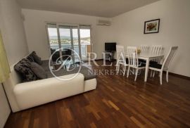 Kuća 5 apartmana,362 m2,okućnica,parking,100 m od mora, Trogir, Haus