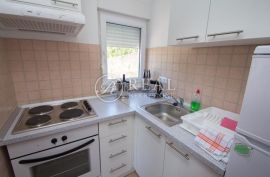 Kuća 5 apartmana,362 m2,okućnica,parking,100 m od mora, Trogir, Haus