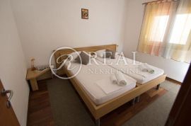 Kuća 5 apartmana,362 m2,okućnica,parking,100 m od mora, Trogir, Haus