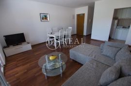 Kuća 5 apartmana,362 m2,okućnica,parking,100 m od mora, Trogir, Haus