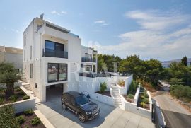 Eksluzivna villa sa bazenom,370 m2,S+P+2,garaža,pogled na more, Trogir, Дом