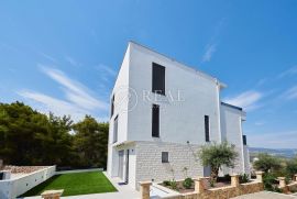 Eksluzivna villa sa bazenom,370 m2,S+P+2,garaža,pogled na more, Trogir, Дом