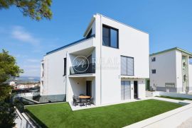 Eksluzivna villa sa bazenom,370 m2,S+P+2,garaža,pogled na more, Trogir, Дом