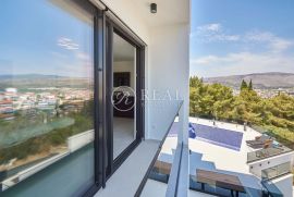 Eksluzivna villa sa bazenom,370 m2,S+P+2,garaža,pogled na more, Trogir, Дом