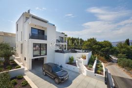 Eksluzivna villa sa bazenom,370 m2,S+P+2,garaža,pogled na more, Trogir, Дом