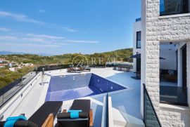 Eksluzivna villa sa bazenom,370 m2,S+P+2,garaža,pogled na more, Trogir, Дом