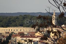 Pula, kuća u nizu na atraktivnoj lokaciji sa 7 stambenih jedinica i poslovnim prostorom u suterenu, Pula, Casa