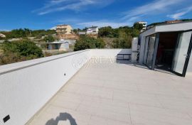 Prekrasna villa s bazenom ,250 m2 ,pogled na more!, Crikvenica, Casa