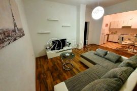 Kruševo ,Kuća 246 m2,sa dva apartmana, garaža, udaljenost od mora 70 m, Obrovac, House