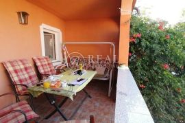 Odlična kuća, prekrasan pogled, 3 apartmana, Dramalj, Crikvenica, Ev