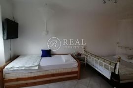 Odlična kuća, prekrasan pogled, 3 apartmana, Dramalj, Crikvenica, Ev