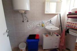 Odlična kuća, prekrasan pogled, 3 apartmana, Dramalj, Crikvenica, Ev