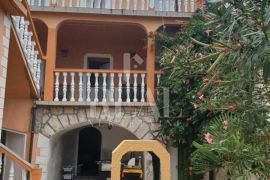 Odlična kuća, prekrasan pogled, 3 apartmana, Dramalj, Crikvenica, Ev