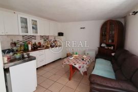 Odlična kuća, prekrasan pogled, 3 apartmana, Dramalj, Crikvenica, Ev