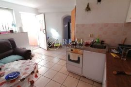 Odlična kuća, prekrasan pogled, 3 apartmana, Dramalj, Crikvenica, Ev