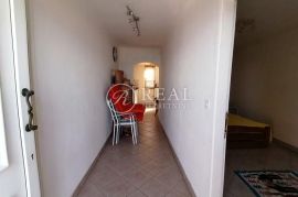 Odlična kuća, prekrasan pogled, 3 apartmana, Dramalj, Crikvenica, Ev