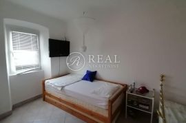 Odlična kuća, prekrasan pogled, 3 apartmana, Dramalj, Crikvenica, Ev