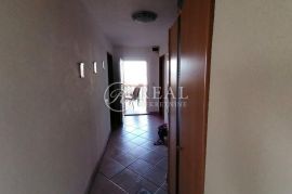 Odlična kuća, prekrasan pogled, 3 apartmana, Dramalj, Crikvenica, Ev