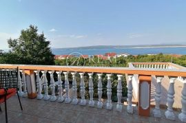 Odlična kuća, prekrasan pogled, 3 apartmana, Dramalj, Crikvenica, Ev