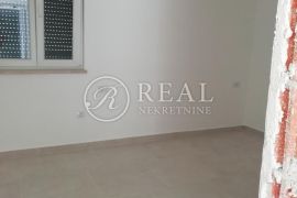 Kostrena, stan od 78 m2, 3S+DB sa pripadajućom okućnicom, garažnim mjestima, spremištima i zasebnim objektom, Kostrena, Apartamento