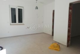 Kostrena, stan od 78 m2, 3S+DB sa pripadajućom okućnicom, garažnim mjestima, spremištima i zasebnim objektom, Kostrena, Apartamento