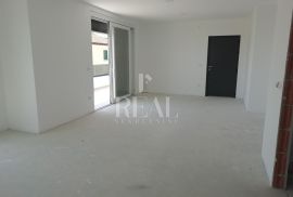 Kostrena, stan od 78 m2, 3S+DB sa pripadajućom okućnicom, garažnim mjestima, spremištima i zasebnim objektom, Kostrena, Apartamento