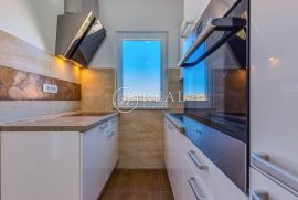 Kuća sa 4 vrhunsko opremljena apartmana,370m2, Rab, بيت