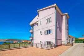 Kuća sa 4 vrhunsko opremljena apartmana,370m2, Rab, بيت