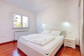 Kuća sa 4 vrhunsko opremljena apartmana,370m2, Rab, بيت