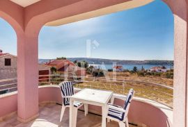 Kuća sa 4 vrhunsko opremljena apartmana,370m2, Rab, بيت