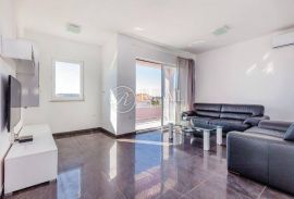 Kuća sa 4 vrhunsko opremljena apartmana,370m2, Rab, بيت