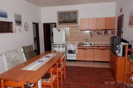 Smokvica drugi red do mora ,prizemnica 75m2,170m2 okućnice, Novi Vinodolski, House