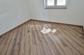 Istra, Medulin, stan 76,19m2, I. kat, 2SS+DB, vrt 60m2, parking, garaža, NOVO, USELJIVO!! Prodaja, Medulin, Daire