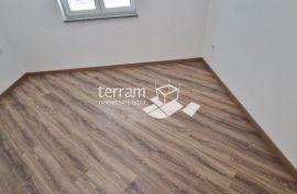 Istra, Medulin, stan 76,19m2, I. kat, 2SS+DB, vrt 60m2, parking, garaža, NOVO, USELJIVO!! Prodaja, Medulin, Daire